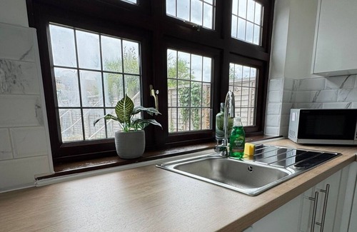 Chadwell Heath Apartment | 4 Bedroom House - Romford