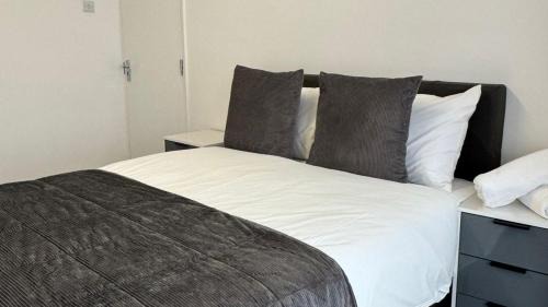 Chadwell Heath Bed & Breakfast | 4 Bedroom House - Romford