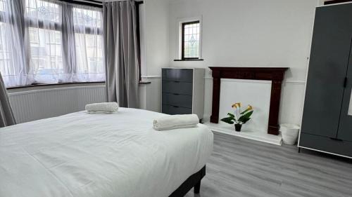 Chadwell Heath Bed & Breakfast | 4 Bedroom House - Romford