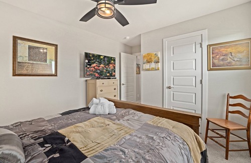 Springdale House | 4-bedroom house Rural Cottage setting at the back of Upscale nhrbhood, hot tub