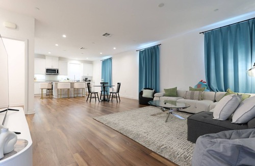 Tustin House | 4-bedroom house