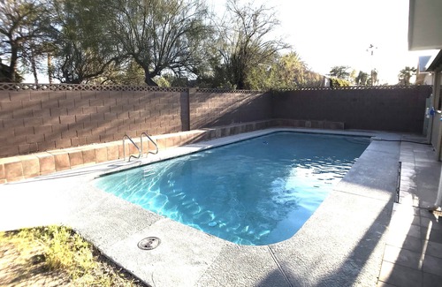 Paradise House | 4-bedroom house w/pool 15 mins from strip