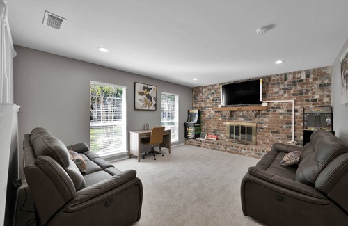Grogan's Mill House | 4 Bedroom House w/ Pool/Hot Tub. Family/Pet Friendly;5 min to Mall/Music/Golf.