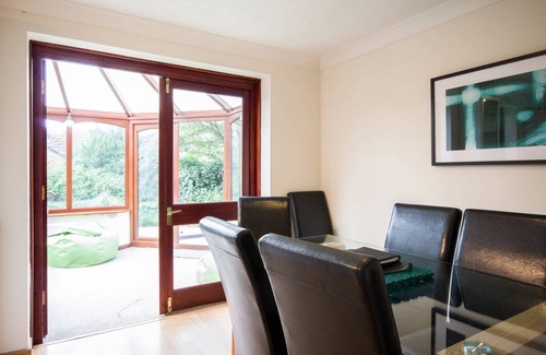 Burghfield House | 4 bedroom House with Parking and Free Wifi