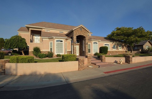 Page House | 4-bedroom house with Pool, WiFi and AC close to Lake Powell and Antelope Canyon.