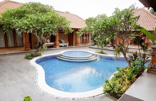 Lodtunduh Villa | 4 Bedroom Infinity Private Pool Villa inclusive breakfast for 8 Person.