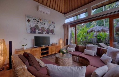 Lodtunduh Villa | 4 Bedroom Infinity Private Pool Villa inclusive breakfast for 8 Person.