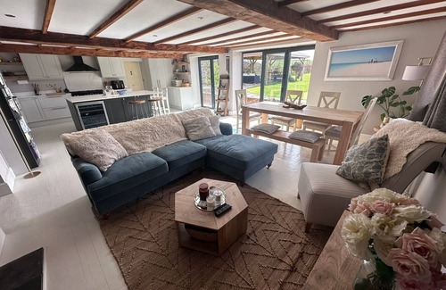 Lavendon House | 4-Bedroom Limestone Country House - Large Garden, Field view, Gazebo Fire Pit