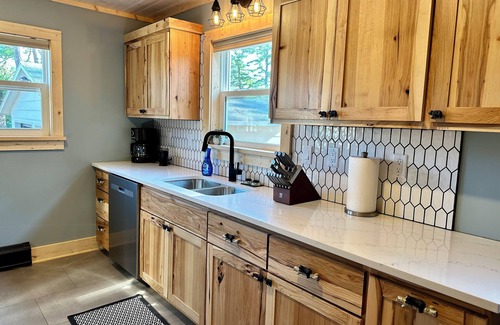 Au Train House | 4 bedroom Lodge across from AuTrain Beach & minutes to Pictured Rocks!