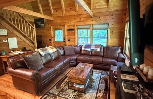 Senoia Cabin | 4-bedroom log cabin in charming Senoia with AC, WiFi. Enjoy a cozy retreat.