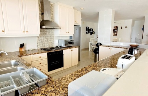 Margate Apartment | 4 Bedroom Luxury Apartment On the Beach. Spacious with breath taking sea views.