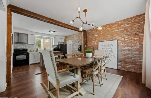 Kitchener Apartment | 4 Bedroom Luxury House, Free Parking, Next to LRT, Kitchener Downtown, near Chicopee Ski Club