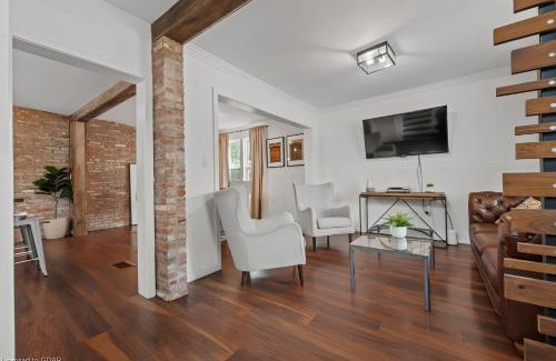 Kitchener Apartment | 4 Bedroom Luxury House, Free Parking, Next to LRT, Kitchener Downtown, near Chicopee Ski Club