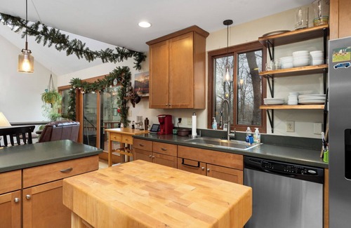 Nellysford Cabin | 4 Bedroom mountain cabin in the relaxing Wintergreen Resort with AC & Fireplace