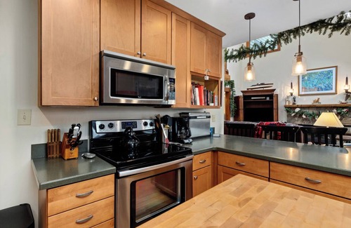 Nellysford Cabin | 4 Bedroom mountain cabin in the relaxing Wintergreen Resort with AC & Fireplace