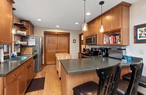 Nellysford Cabin | 4 Bedroom mountain cabin in the relaxing Wintergreen Resort with AC & Fireplace
