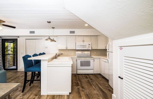 White St. Gallery Villa | 4-bedroom Modern Villa w/Guest House and resort style pool in serene Key West