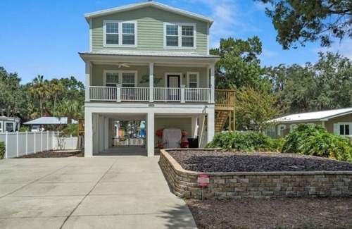 Homosassa House | 4 bedroom on deep water canal w/boat dock. Ideal quiet location. 4 kayaks.
