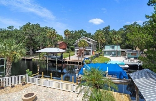 Homosassa House | 4 bedroom on deep water canal w/boat dock. Ideal quiet location. 4 kayaks.