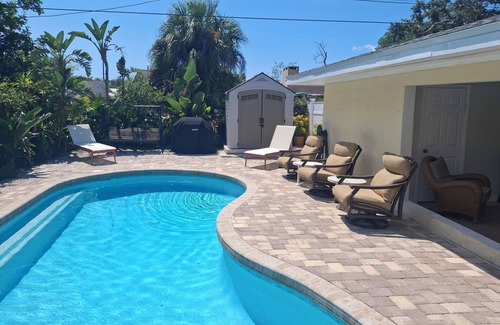 South Bradenton House | 4 bedroom pool home close to Gulf of Mexico white sand beaches