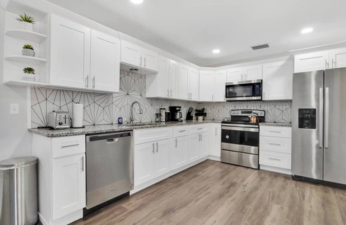 Englewood Park House | 4 Bedroom Pool Home - Pet Friendly
