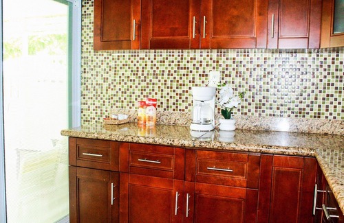 Sunrise House | 4-bedroom pool house in peaceful Sunrise with AC, WiFi, King bed