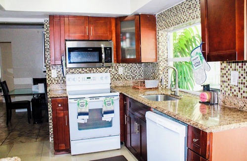 Sunrise House | 4-bedroom pool house in peaceful Sunrise with AC, WiFi, King bed