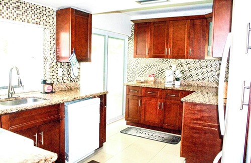 Sunrise House | 4-bedroom pool house in peaceful Sunrise with AC, WiFi, King bed