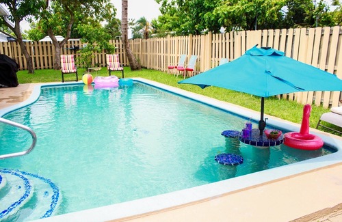 Sunrise House | 4-bedroom pool house in peaceful Sunrise with AC, WiFi, King bed