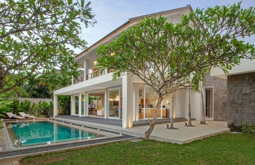 Berawa Villa | 4 Bedroom Pool Villa near FINNS Recreation Club, Staff service
