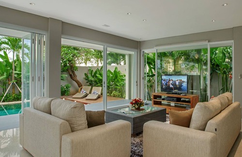 Berawa Villa | 4 Bedroom Pool Villa near FINNS Recreation Club, Staff service