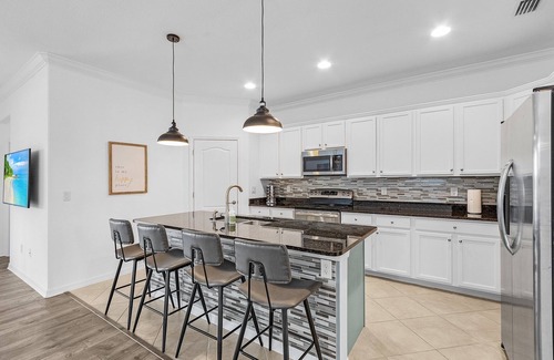 The Forum House | 4-bedroom Private Pool Home