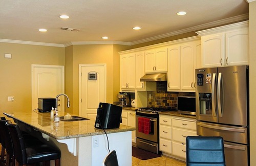 Sacramento Resort | 4-bedroom resort charming, Sacramento WiFi, AC, swimming pool, freeway intersect