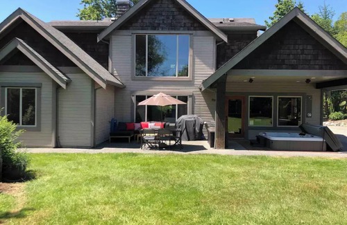 Central Saanich House | 4 Bedroom Seabrook Farmhouse with Hot Tub & Swimming Pool on 8 Acre Berry Farmn