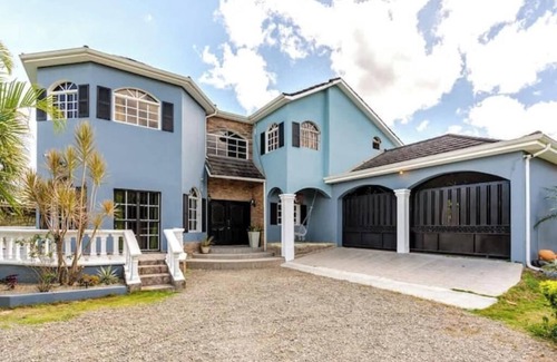 Constanza Villa | 4-bedroom villa in charming Jarabacoa with AC, WiFi. Relax and unwind