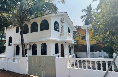 Candolim Villa | 4-bedroom villa with 4 bathrooms with many amenities and a 24/7 care taker.