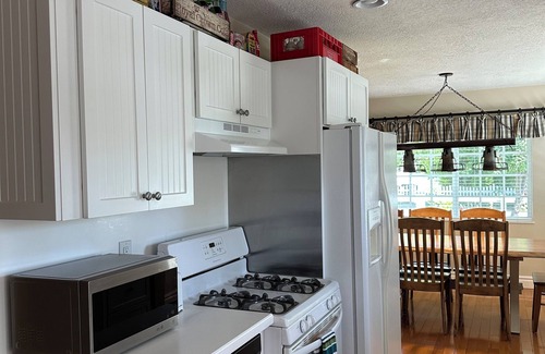 Fish Haven House | 4 bedrooms, 2 bathrooms with mountain views, cozy cottage in the countryside