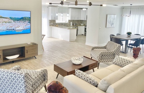Park Shore House | 4 bedrooms 2 bathrooms only steps away from the beach and downtown