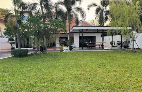 Pratumnak Hill House | 4 Bedrooms 300 m. to the beach