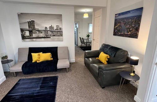 Margam House | 4 Bedrooms, Centre of town, Smart TV in every room