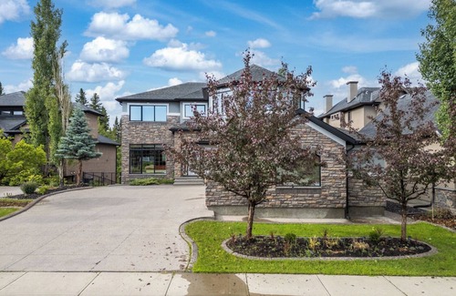 Southwest Calgary House | 4 BEDROOMS/COLD KITCHEN/FULL WALK OUT ACCESS TO FISH-CREEK PARK/SLEEPS 14 PEOPLE