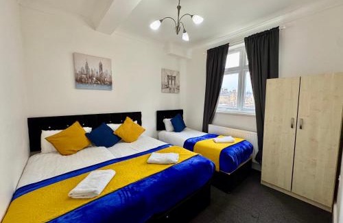 Grove Green House | 4 Bedrooms House, 3 bathrooms , Separate Reception, Full Kitchen, Garden, Parking