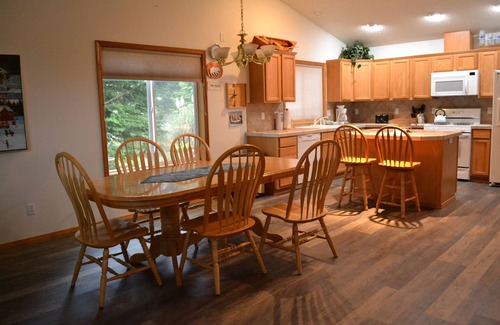 Sunset Beach House | 4 Bedrooms Near Beach in Park Like Setting Perfect for Family