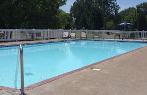 Port Clinton Apartment | 4 bedrooms+queen sleeper, 2 full kitchens, 2 Full Bathrooms, seasonal pool