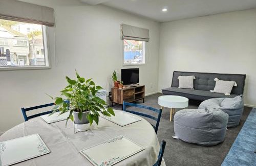 Wellington Apartment | 4 Bedrooms, VERY Central Townhouse!
