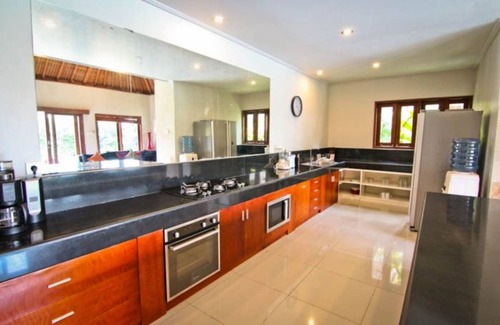 Berawa Villa | 4 Bedrooms Villa in Canggu, Walking Distant to Finn's Beach Club
