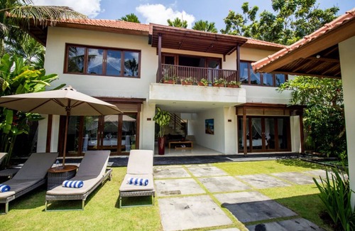 Berawa Villa | 4 Bedrooms Villa in Canggu, Walking Distant to Finn's Beach Club