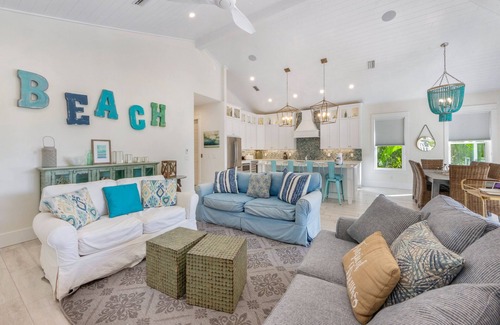 Anna Maria House | 4 Beds 4.5 Bath with Pool 3 Blocks to Beach