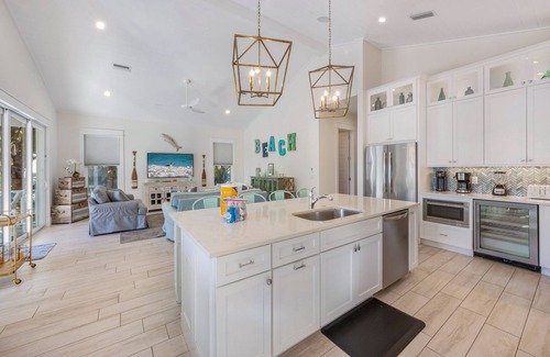 Anna Maria House | 4 Beds 4.5 Bath with Pool 3 Blocks to Beach