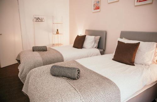 Glasgow Apartment | 4 Beds - City Gateway Getaway